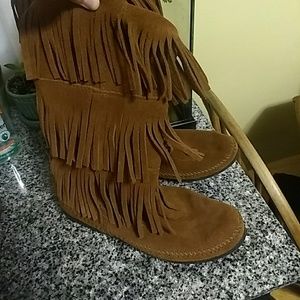 minnetonka 3 layered fringe boot
